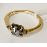 OLD CUT DIAMOND RING WITH 2 OLD CUT DIAMONDS TO THE SHOULDER - TESTED - SIZE I