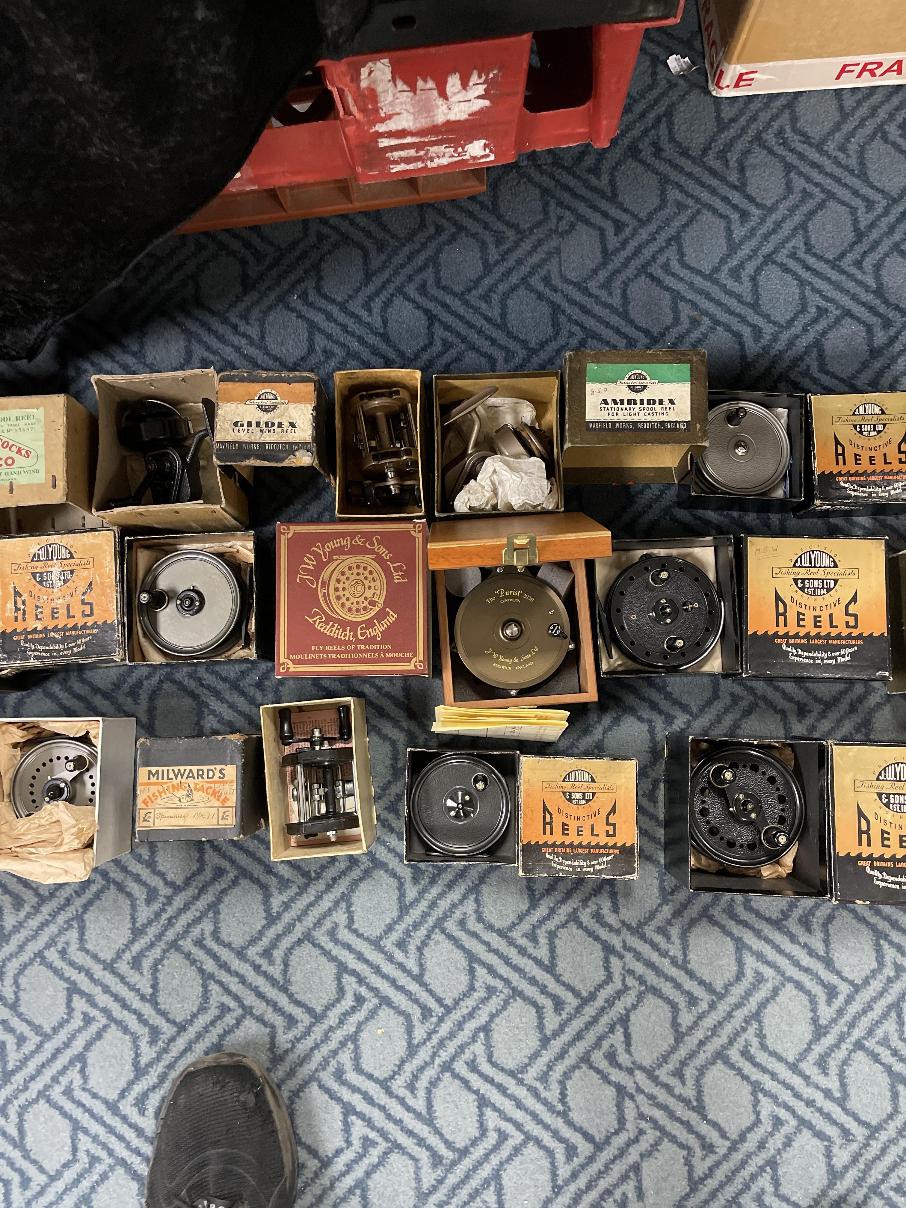 TRAY OF VINTAGE FISHING REELS TO INCLUDE J.W YOUNG & SONS, ALLCOCKS ETC - Image 4 of 9