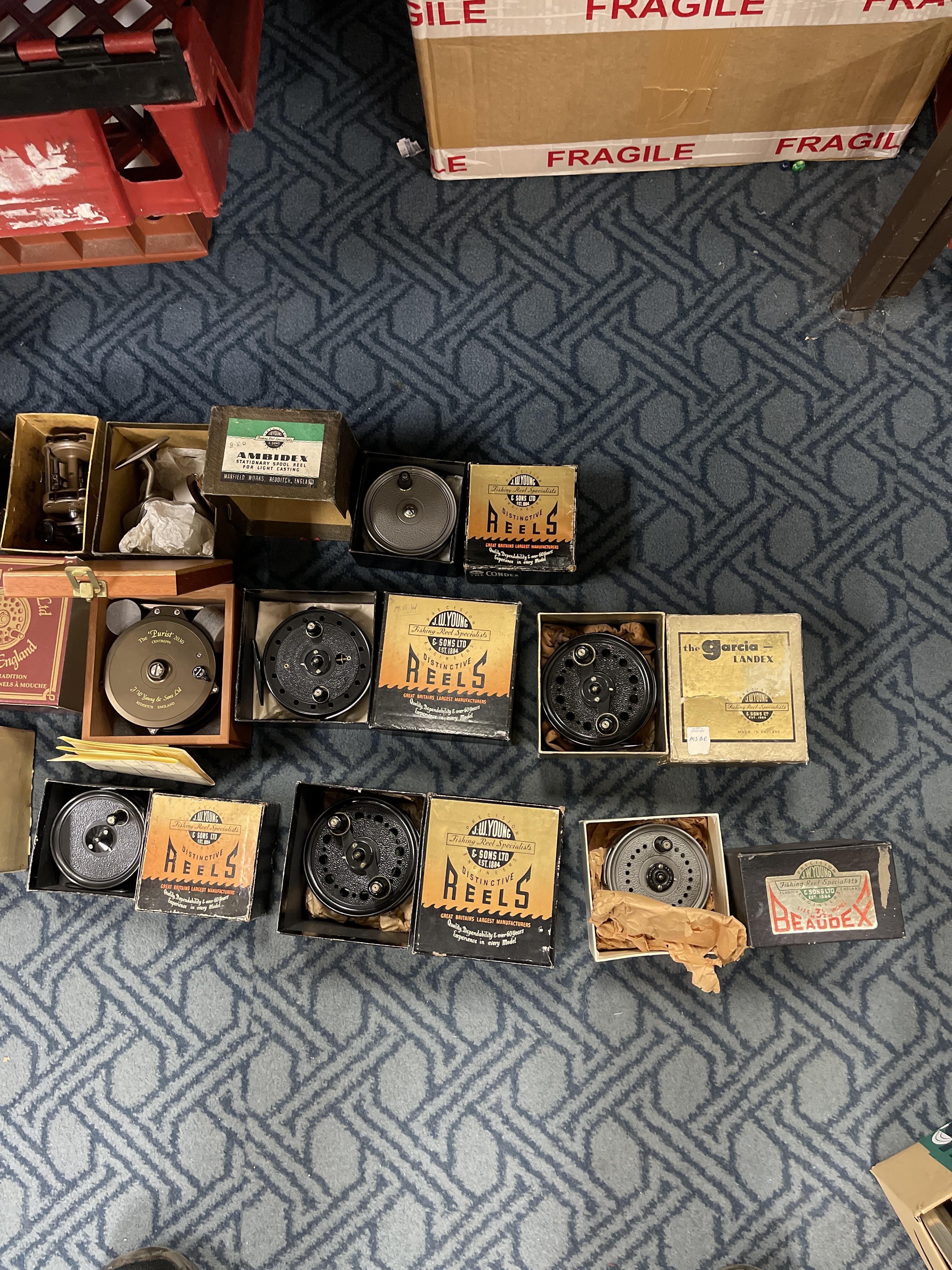 TRAY OF VINTAGE FISHING REELS TO INCLUDE J.W YOUNG & SONS, ALLCOCKS ETC - Image 6 of 9