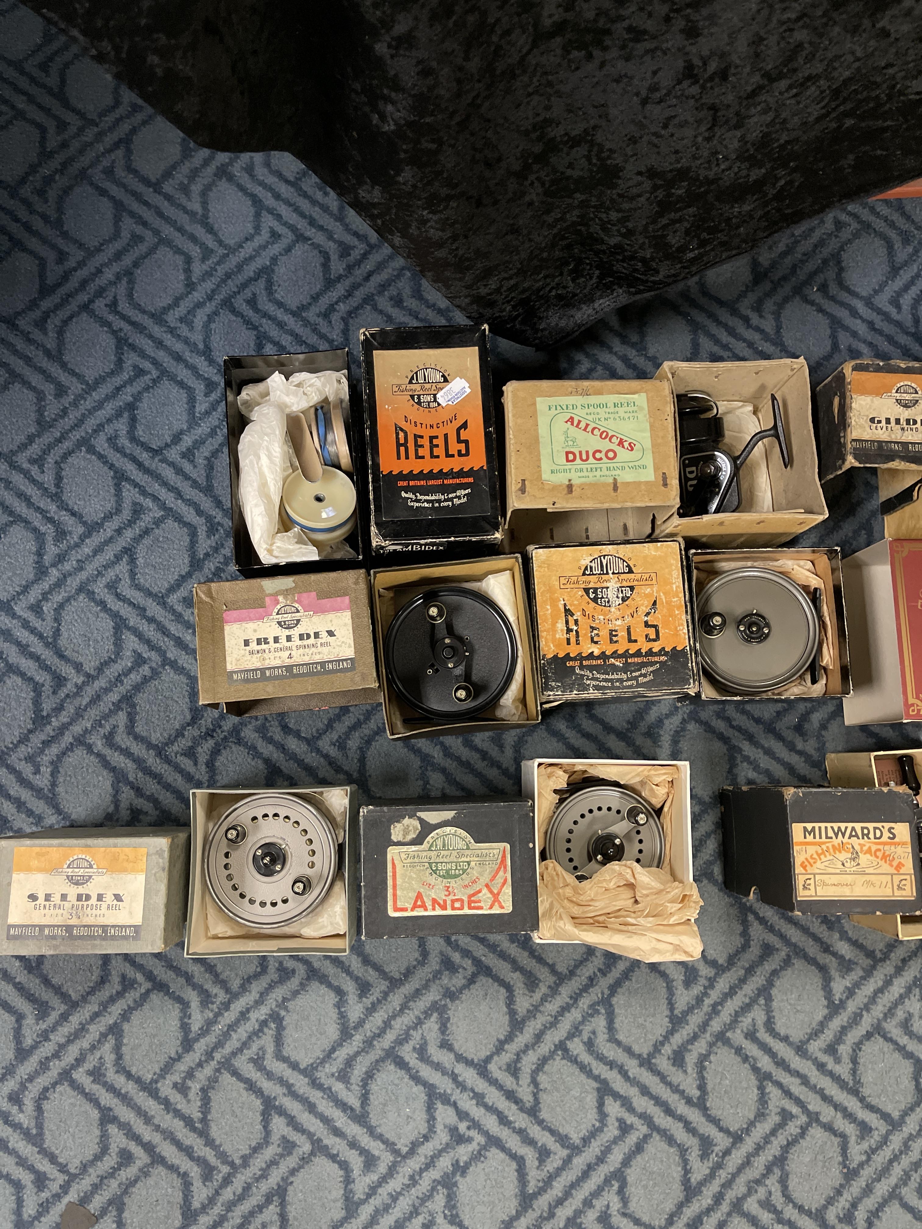 TRAY OF VINTAGE FISHING REELS TO INCLUDE J.W YOUNG & SONS, ALLCOCKS ETC - Image 2 of 9