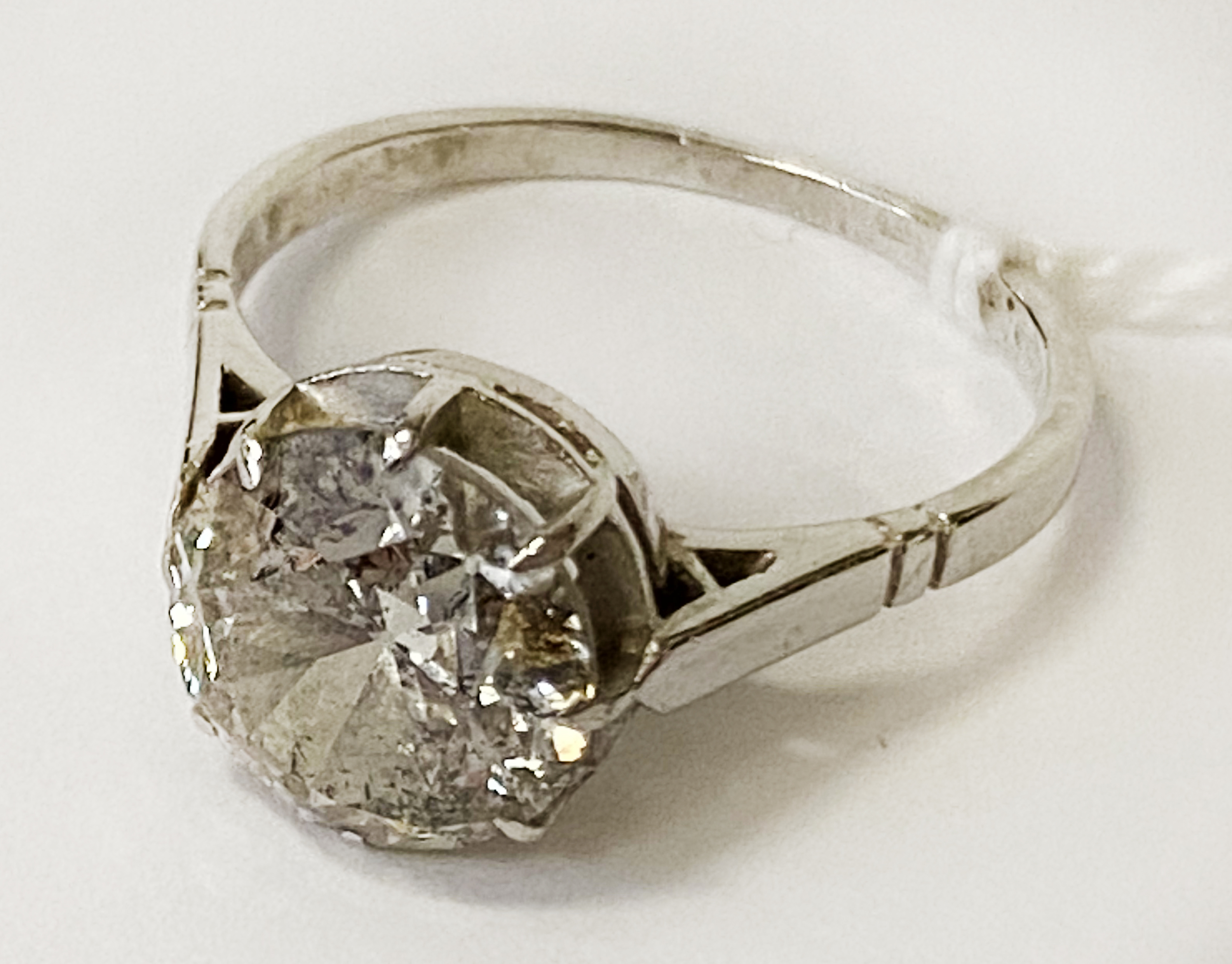 3 CARAT BRILLIANT CUT LADIES DIAMOND RING SET IN PLATINUM SIZE M 3.8 GRAMS APPROX