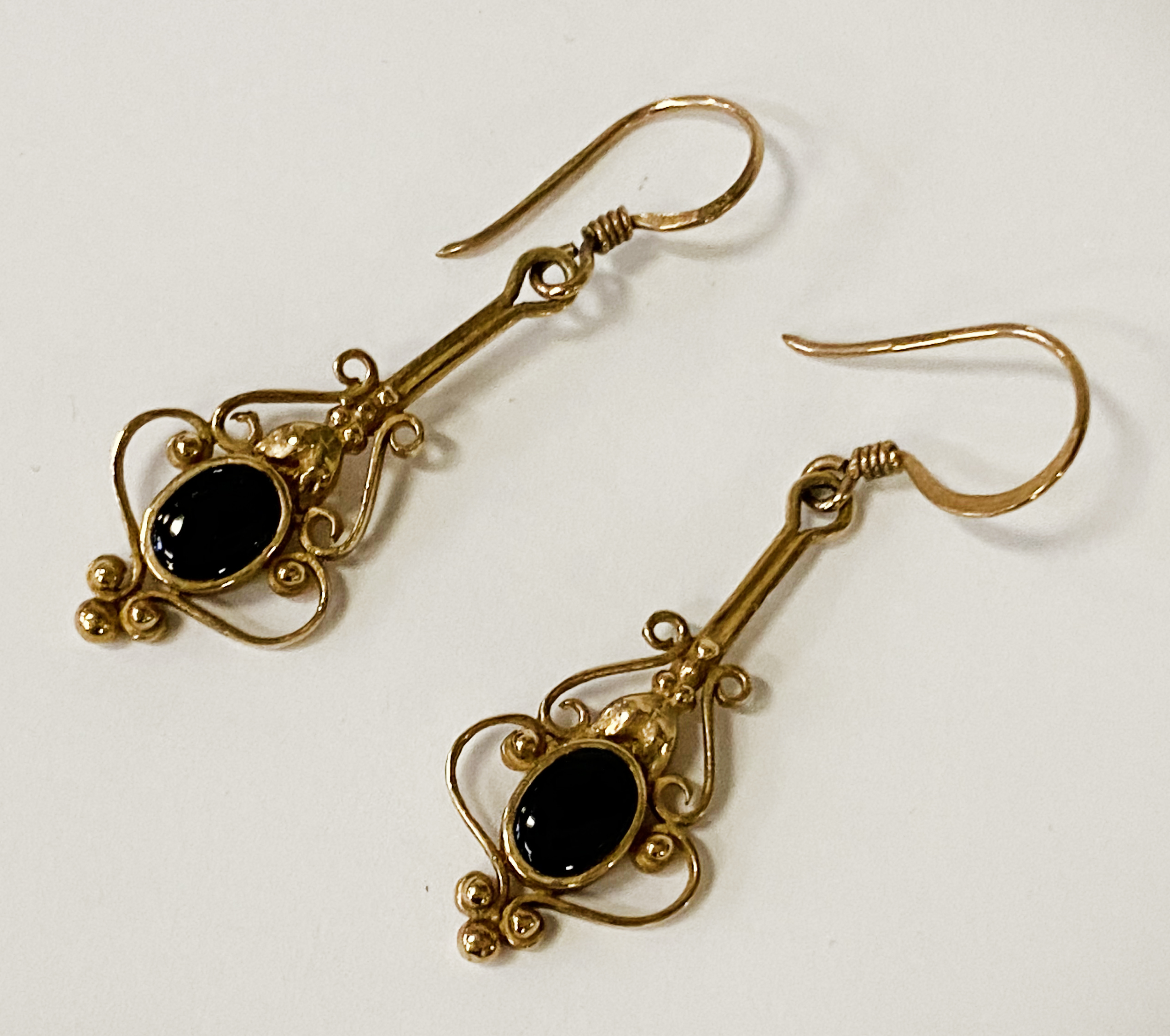 9CT ONYX DROP EARRINGS - 3.1 GRAMS APPROX