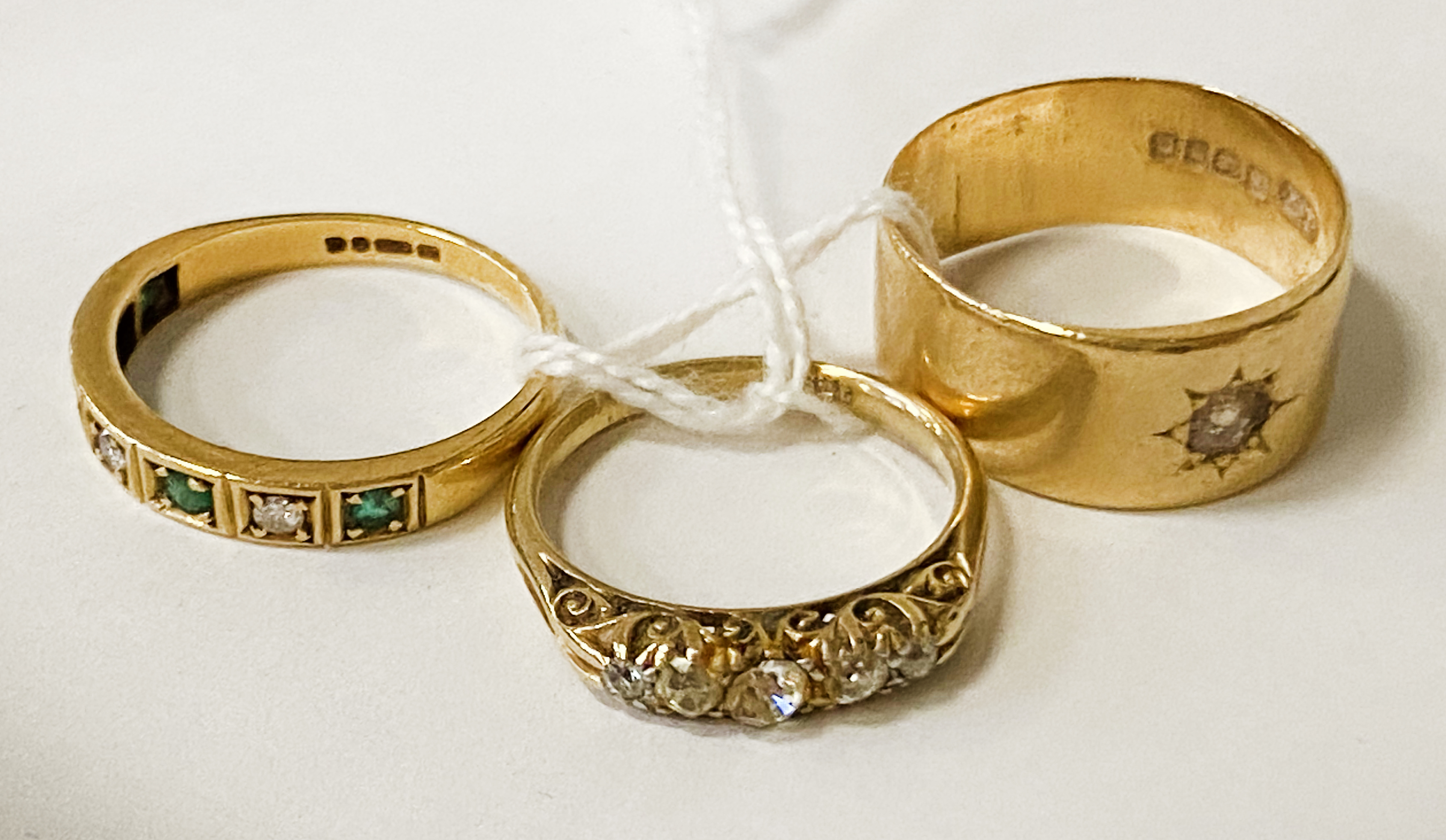 THREE 18CT GOLD RINGS SET WITH DIAMONDS - VARIOUS SIZES - APPROX 13.8 GRAMS