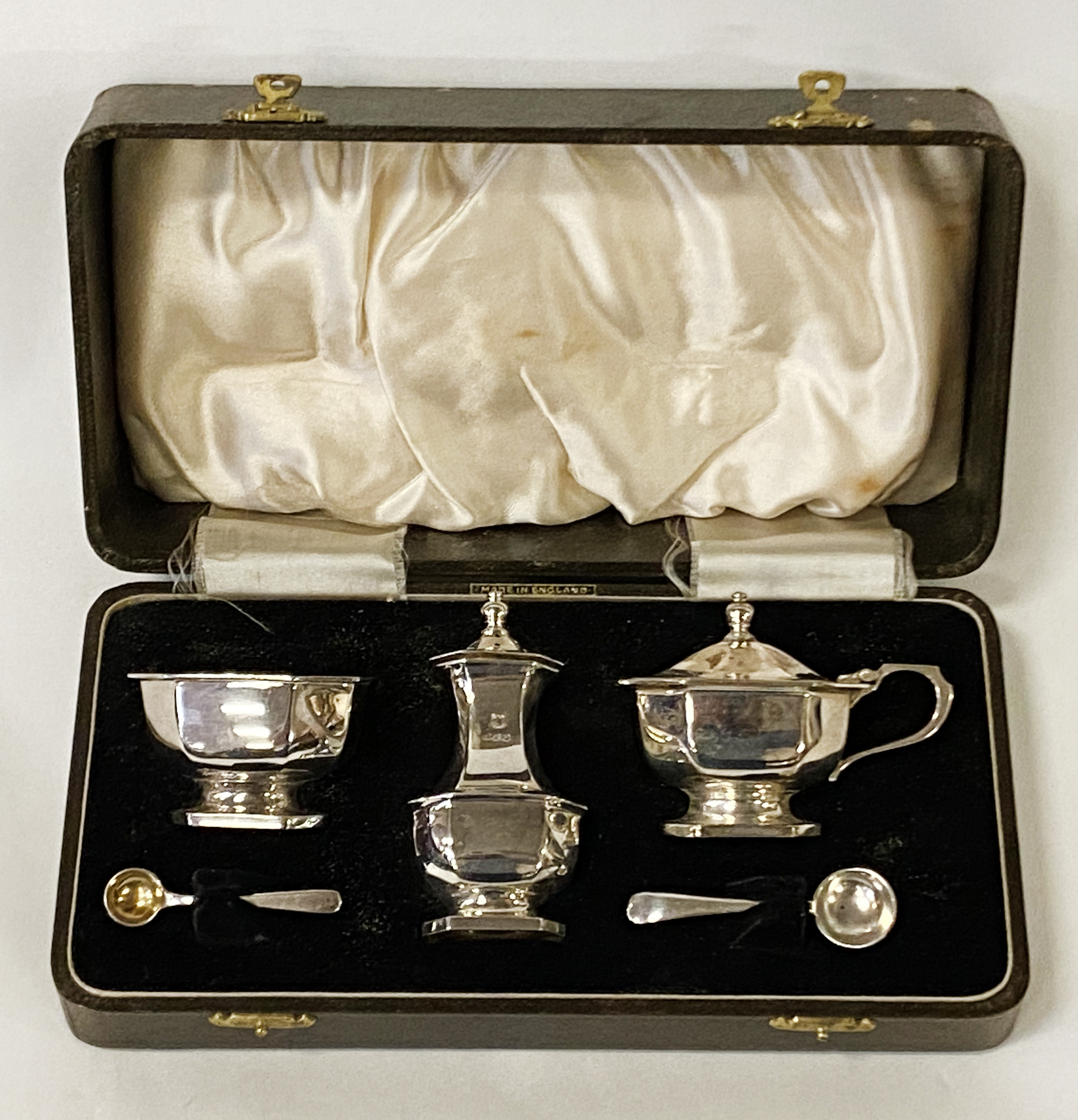 CASED SET OF HM SILVER CRUETS BY BRAKER BROS. - 4 OZS APPROX