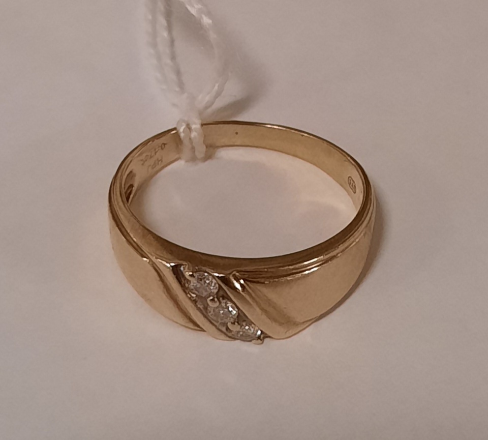 9 CARAT GOLD 3 DIAMOND RING - SIZE R / S