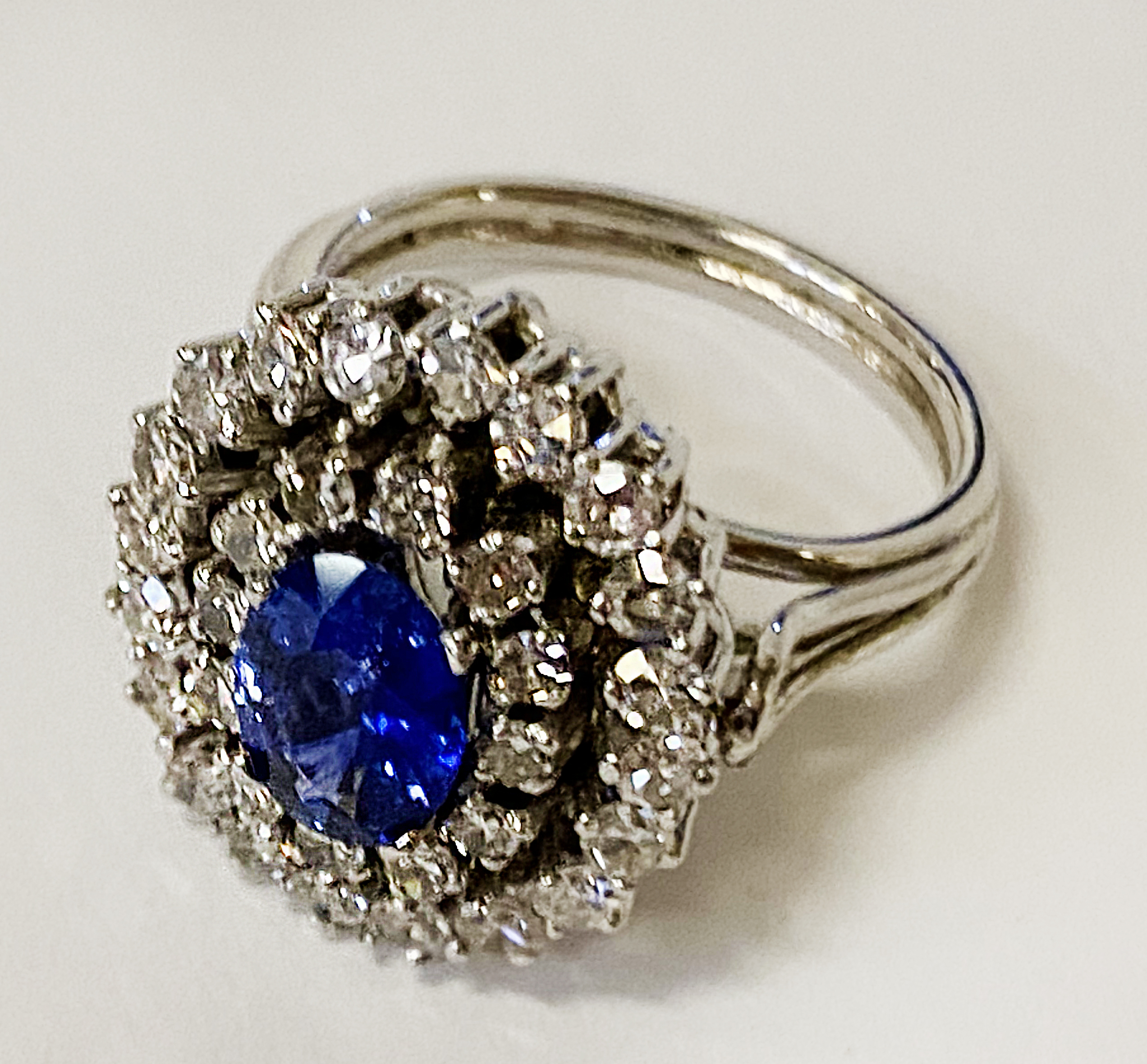 18 CARAT GOLD DIAMOND SAPPHIRE RING . DIAMOND APPROX 1 CARAT SAPPHIRE - 1.25 CARAT - 6.6 GRAMS