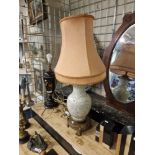 BRASS & CRACKLEWARE CERAMIC TABLE LAMP - 82 CMS (H) APPROX INCLUDING SHADE