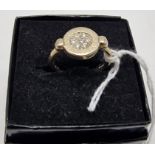 18CT GOLD DIAMOND RING - SIZE M - APPROX 5.6 GRAMS