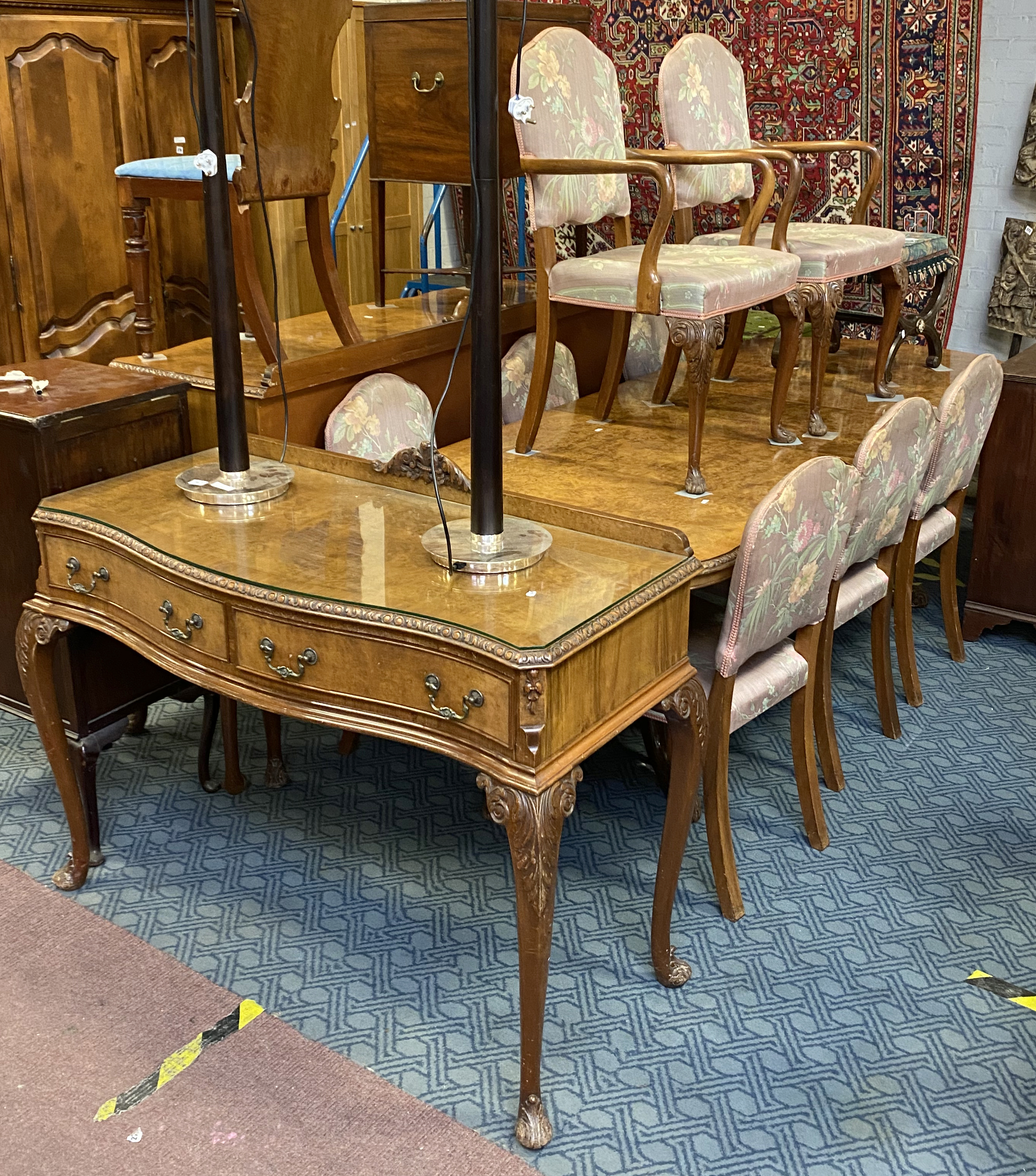 WALNUT EXTENDING DINING TABLE, 8 CHAIRS, SIDEBOARD & SERVER - Bild 2 aus 3