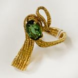 18CT GOLD RIBBON RING WITH GREEN STONE - SIZE K - 7.9 GRAMS APPROX