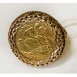 HALF SOVEREIGN 9CT GOLD RING (1901) - APPROX 8.6 GRAMS - SIZE T