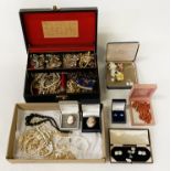 NICE COSTUME JEWELLERY TO INCL. A CORAL NECKLACE, JET & PEARL NECKLACES & VINTAGE CUFFLINK SET