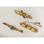 TWO 9CT GOLD BROOCHES, 9CT GOLD TIE PIN WITH GEMSTONE - APPROX 10.8 GRAMS