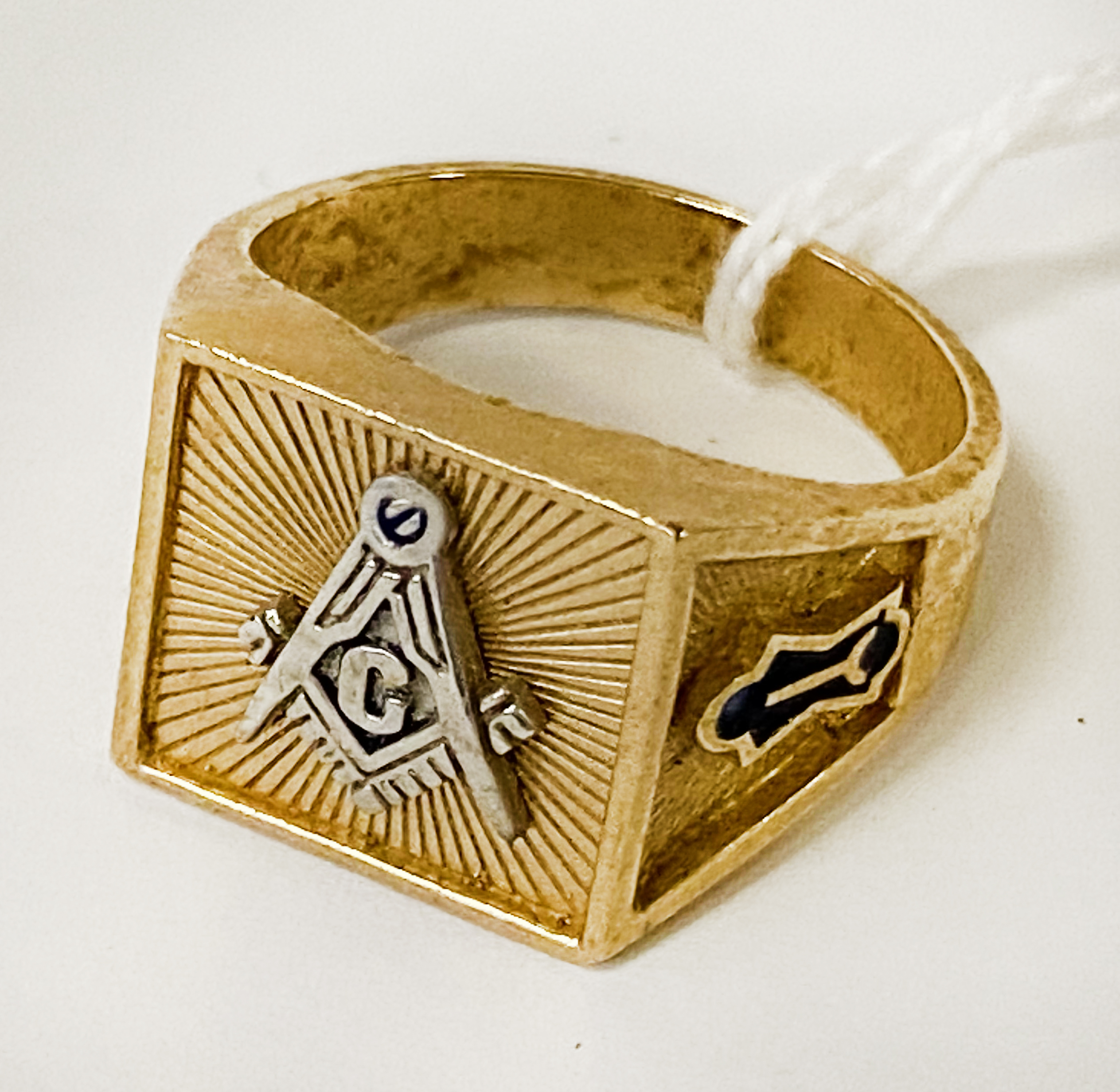 9 CT. GOLD MASONIC RING - 7.5 GRAMS APPROX SIZE Q