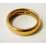 22CT GOLD WEDDING BAND - APPROX 7.4 GRAMS - SIZE H