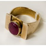14CT GOLD RUBY CABACHON RING SIZE S - 9 GRAMS APPROX