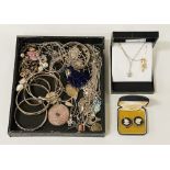 COLLECTION OF SILVER JEWELLERY & OTHER