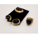 18CT GOLD JEWELLERY SET IN BLACK STONE - EARRINGS, RING & BROOCH