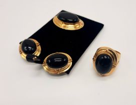 18CT GOLD JEWELLERY SET IN BLACK STONE - EARRINGS, RING & BROOCH