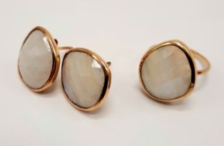 9CT GOLD RING & A 9CT GOLD PAIR OF MOONSTONE EARRINGS