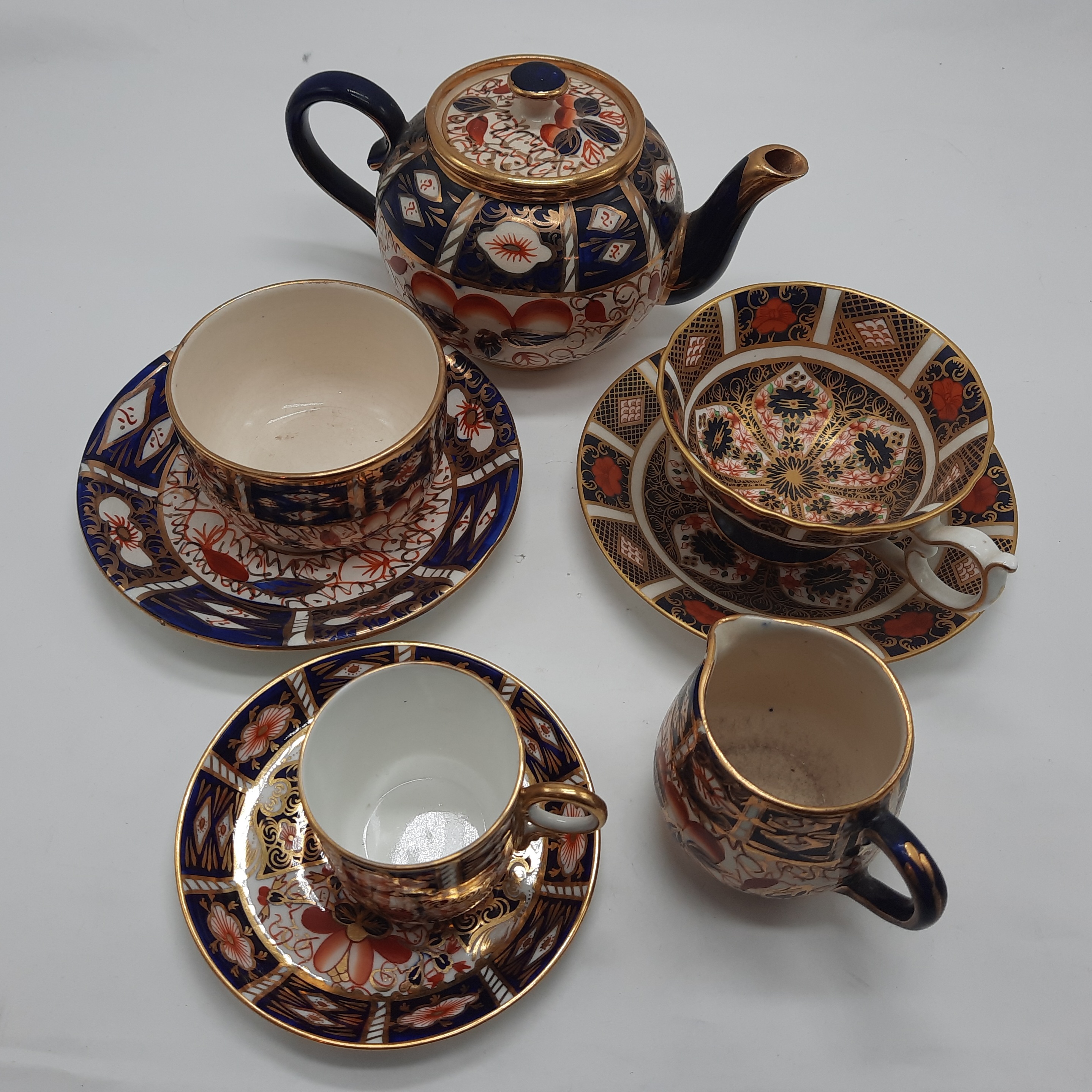 2 DERBY CUPS & SAUCERS & OTHER IMARI STYLE CHINA