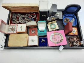 TRAY OF MIXED SILVER & COSTUME JEWELLERY