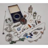 TRAY OF MIXED SILVER & GEMSTONE JEWELLERY TO INCLUDE SOME GOLD