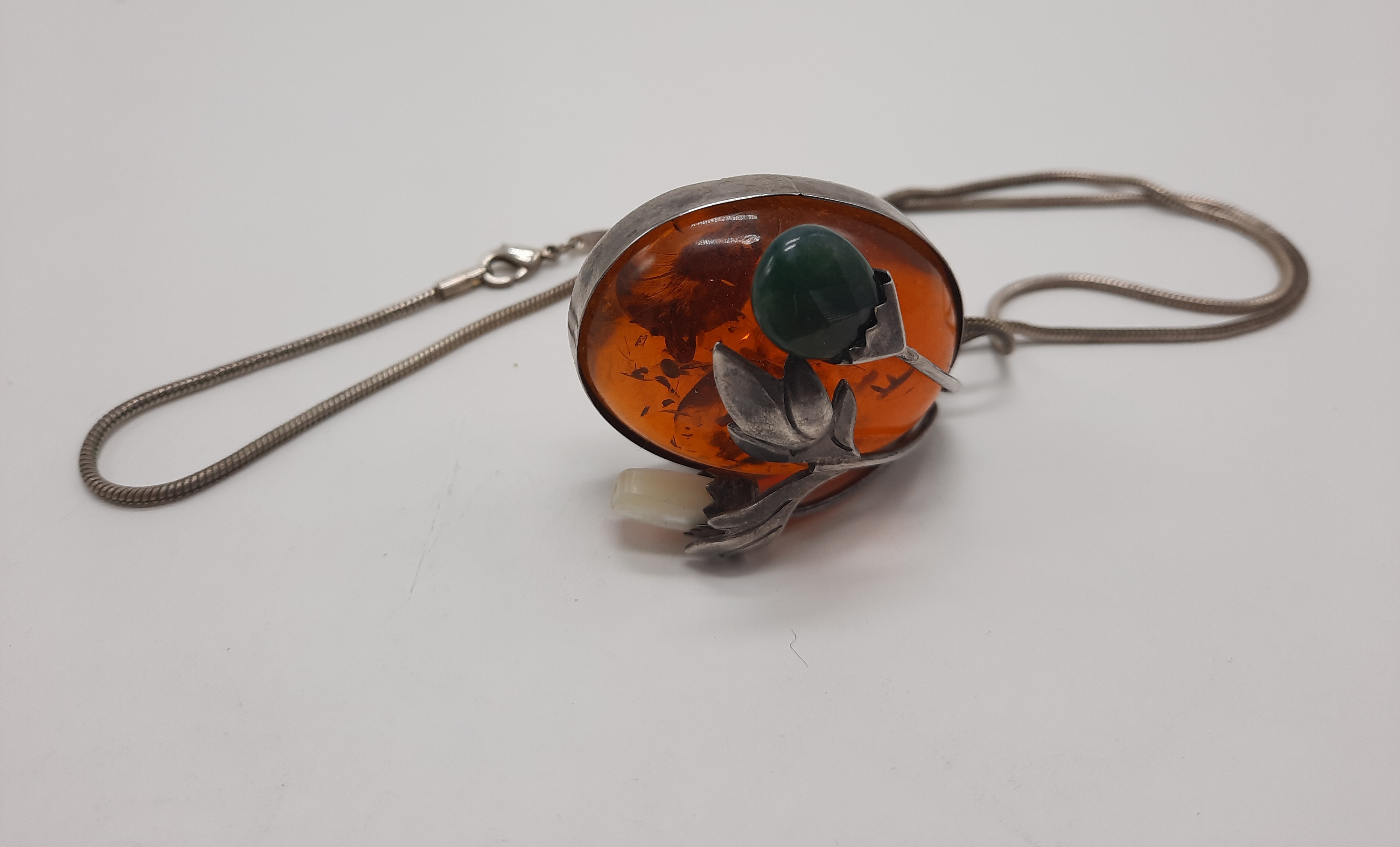 BALTIC AMBER PENDANT WITH SILVER CHAIN & MOTHER OF PEARL