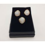 9CT GOLD RING & A 9CT GOLD PAIR OF MOONSTONE EARRINGS