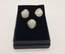 9CT GOLD RING & A 9CT GOLD PAIR OF MOONSTONE EARRINGS