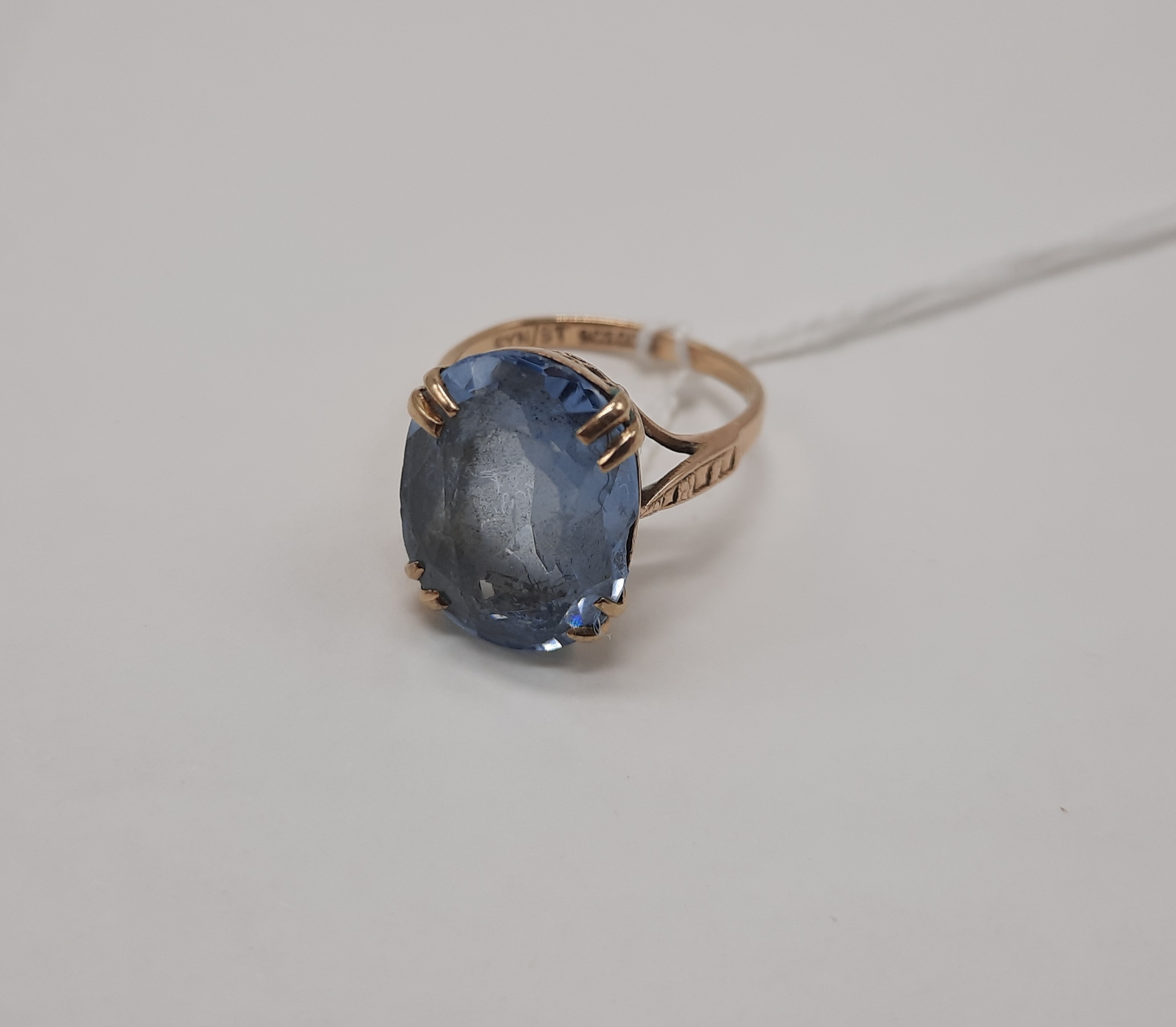 9 CT. GOLD BLUE TOPAZ RING - SIZE K / L 4.8 GRAMS APPROX TOTAL