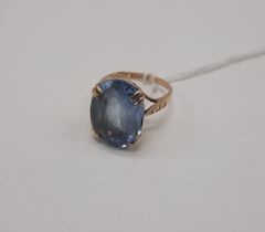 9 CT. GOLD BLUE TOPAZ RING - SIZE K / L 4.8 GRAMS APPROX TOTAL