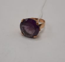 18CT GOLD RING AMETHYST CENTRE STONE - SIZE P - 11 GRAMS