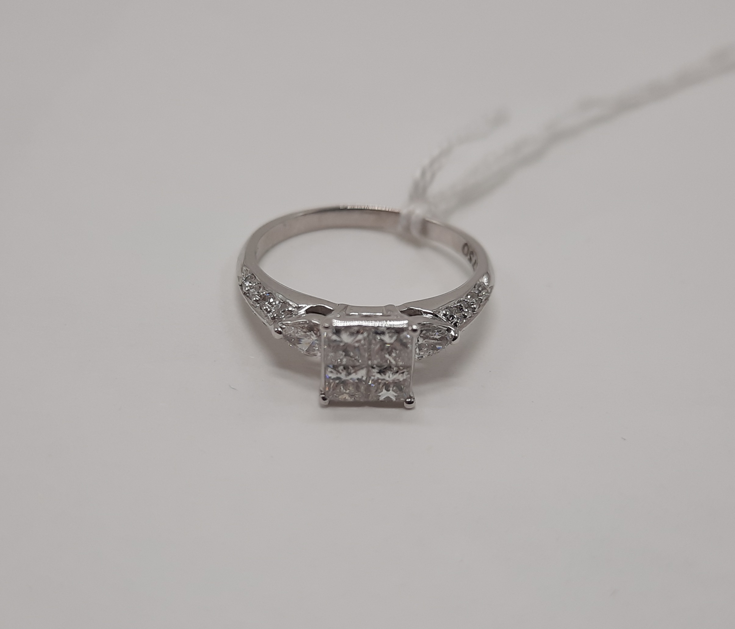 18CT WHITE GOLD & DIAMOND PRINCESS CUT RING - SIZE N 3.3 GRAMS APPROX