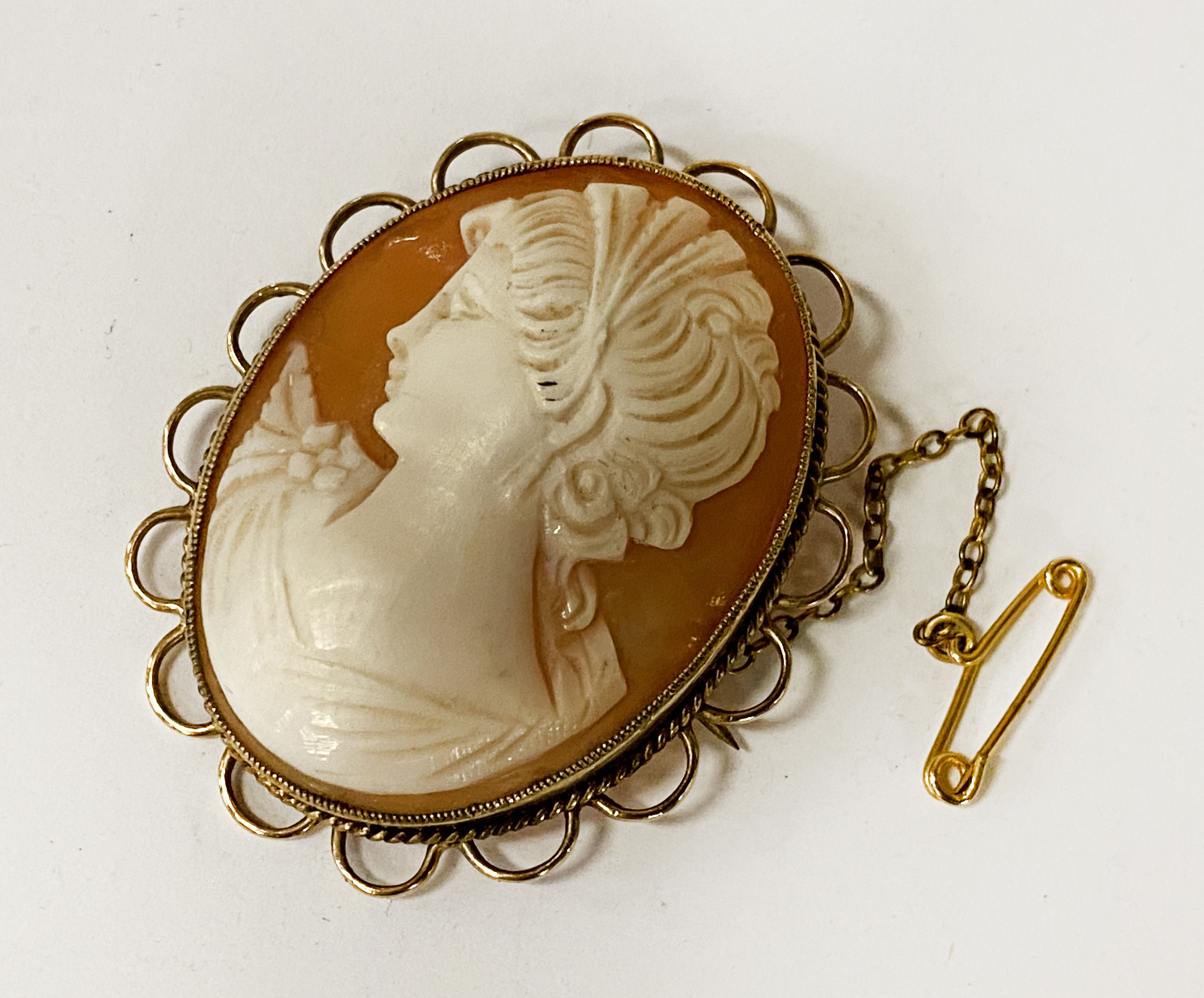 9 CT. GOLD CAMEO BROOCH