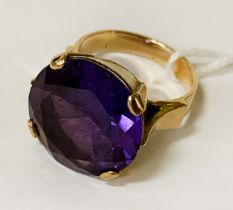 18CT GOLD RING AMETHYST CENTRE STONE - SIZE P - 11 GRAMS
