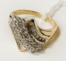 10CT GOLD & DIAMOND RING - SIZE V