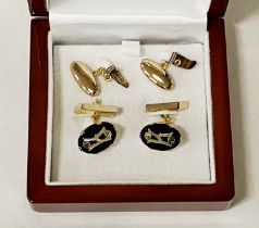 TWO PAIRS 9K GOLD CUFFLINKS ONE WITH AGATE & ONE INITIALLED B WITH ONYX