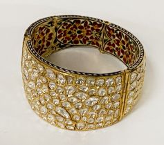 18CT GOLD 34 CARAT DIAMOND & ENAMELED BANGLE WITH DIAMOND CERTIFICATE GVS2 6.5 CMS (D) APPROX