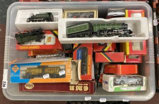 QTY OF MODEL RAILWAY TO INCLUDE HORNBY