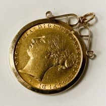 22CT GOLD SOVEREIGN C1885 QUEEN VICTORIA YOUNG HEAD IN A 9CT BALE 9.3 GRAMS APPROX
