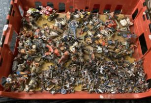 LARGE COLLECTION OF LEAD FIGURES