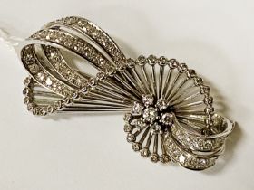 18CT WHITE GOLD 13.10 GRAMS APPROX & 1.5 CT OF DIAMONDS BROOCH 13 GRAMS APPROX