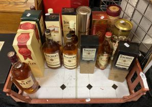 TRAY OF SCOTCH WHISKEY TO INCLUDE GLENMORANGIE MALT WHISKEY, TEACHERS & BELLS