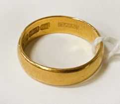 22CT GOLD RING - SIZE M - APPROX 4.3 GRAM