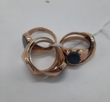 FIVE 9 CARAT GOLD SIGNET RINGS 23.1 GRAMS APPROX SIZES S-W