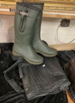 LE CHAVEAU SIZE 44 WELLINGTONS (HARDLY USED) WITH A TUMI LEATHER SUIT CARRIER