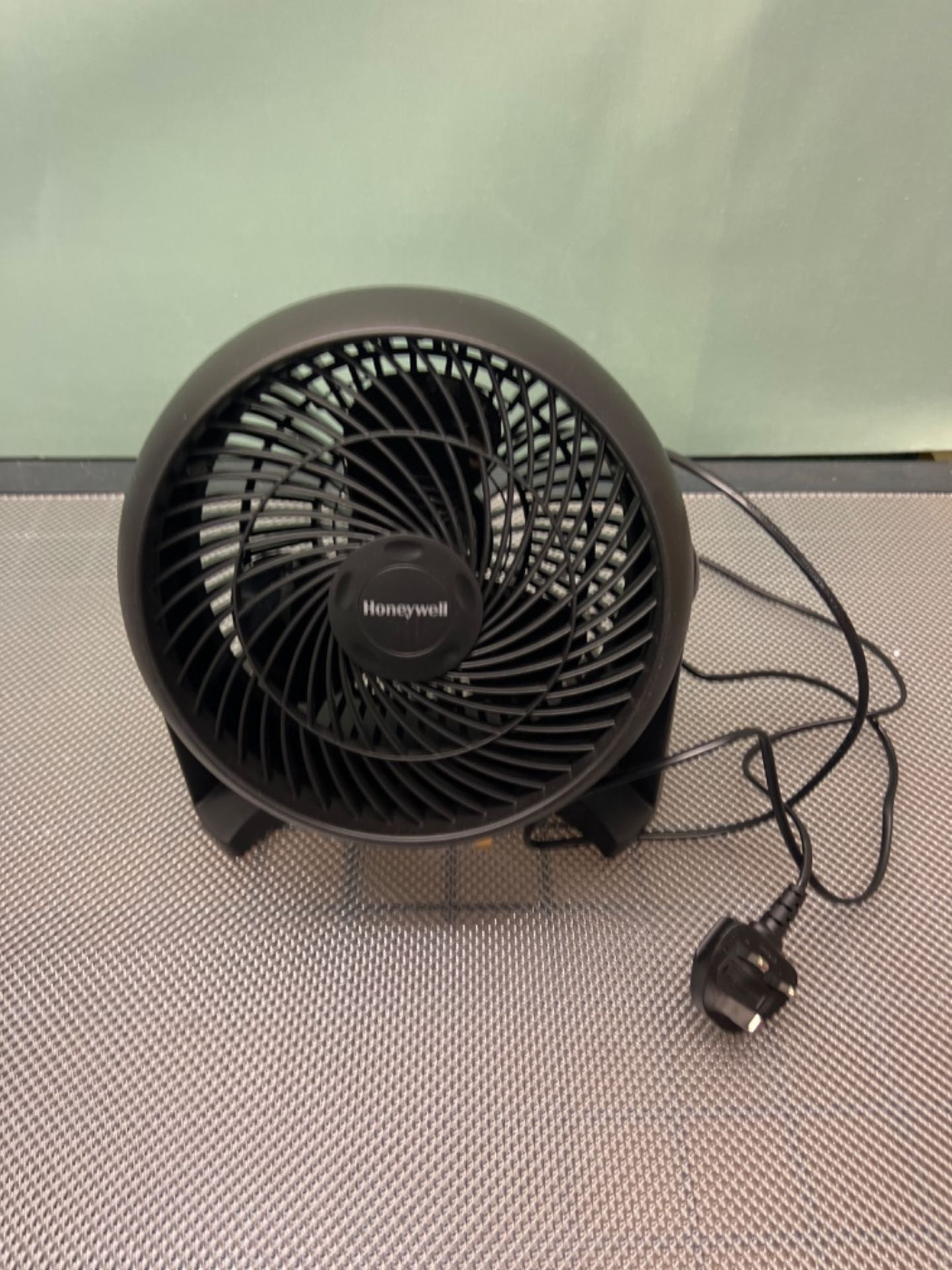 Honeywell TurboForce Power Fan (Quiet Operation Cooling, 90Â° Variable Tilt, 3 Speed Settings, Wa - Image 2 of 3