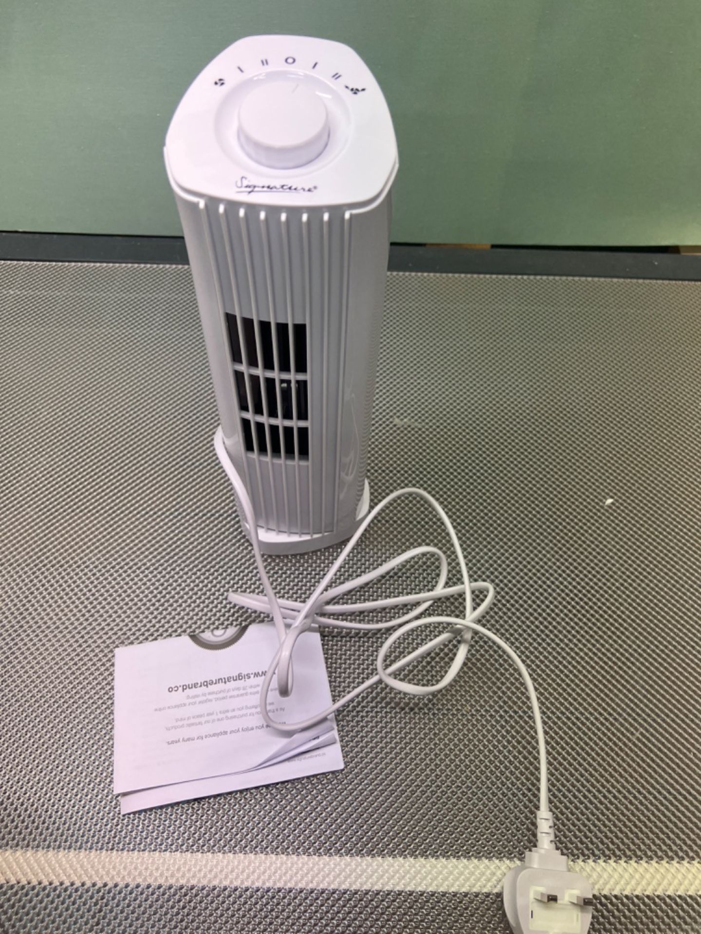 Signature S40005 Portable Mini Tower Fan with 90 Degree Oscillation or Fixed Cold Air Blow Function - Image 3 of 3