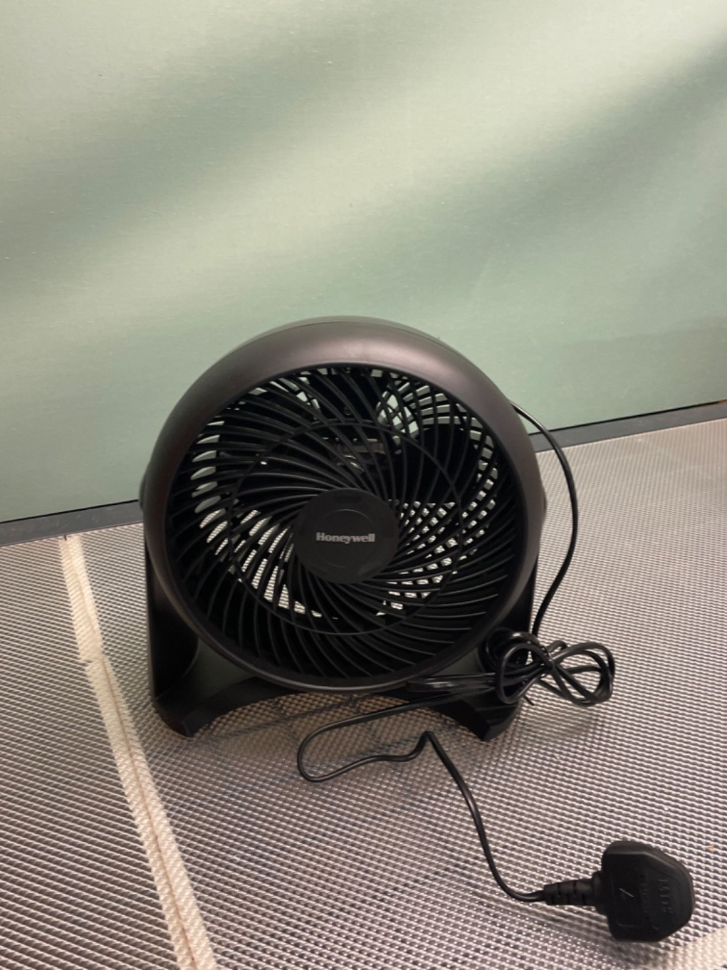 Honeywell TurboForce Power Fan (Quiet Operation Cooling, 90Â° Variable Tilt, 3 Speed Settings, Wa - Image 3 of 4